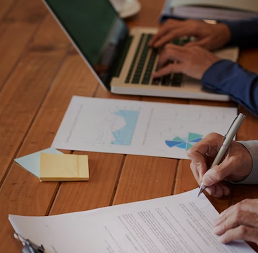 administração - dados na mesa