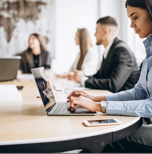 Equipe trabalhando no notebook